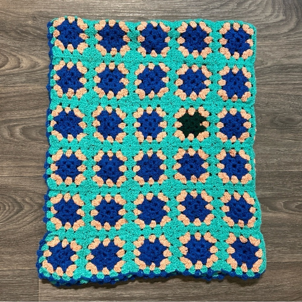 Hand Knit Baby Lap Blanket Afghan 4 Leaf Clovers Green 34x43 March Babies Spring